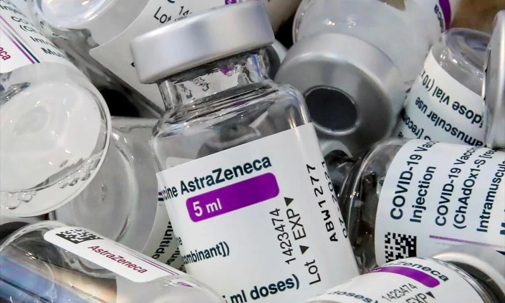 ΕΜΑ: Να σταματήσει η χορήγηση AstraZeneca σε όσους είναι άνω των 60 ετών